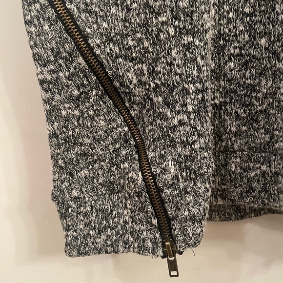 Sleeveless Sweater Dress - Picture 4 of 6